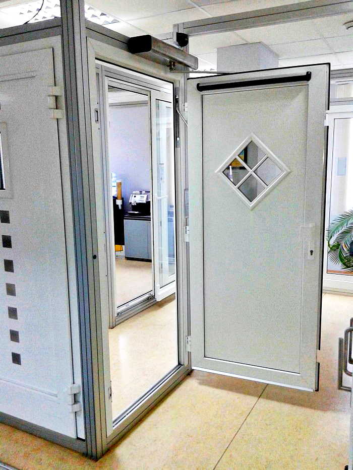 Двери в офисе открытые приводом для поворотных автоматических дверей