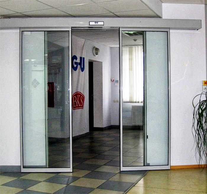 Полуоткрытые автоматические двери в офис